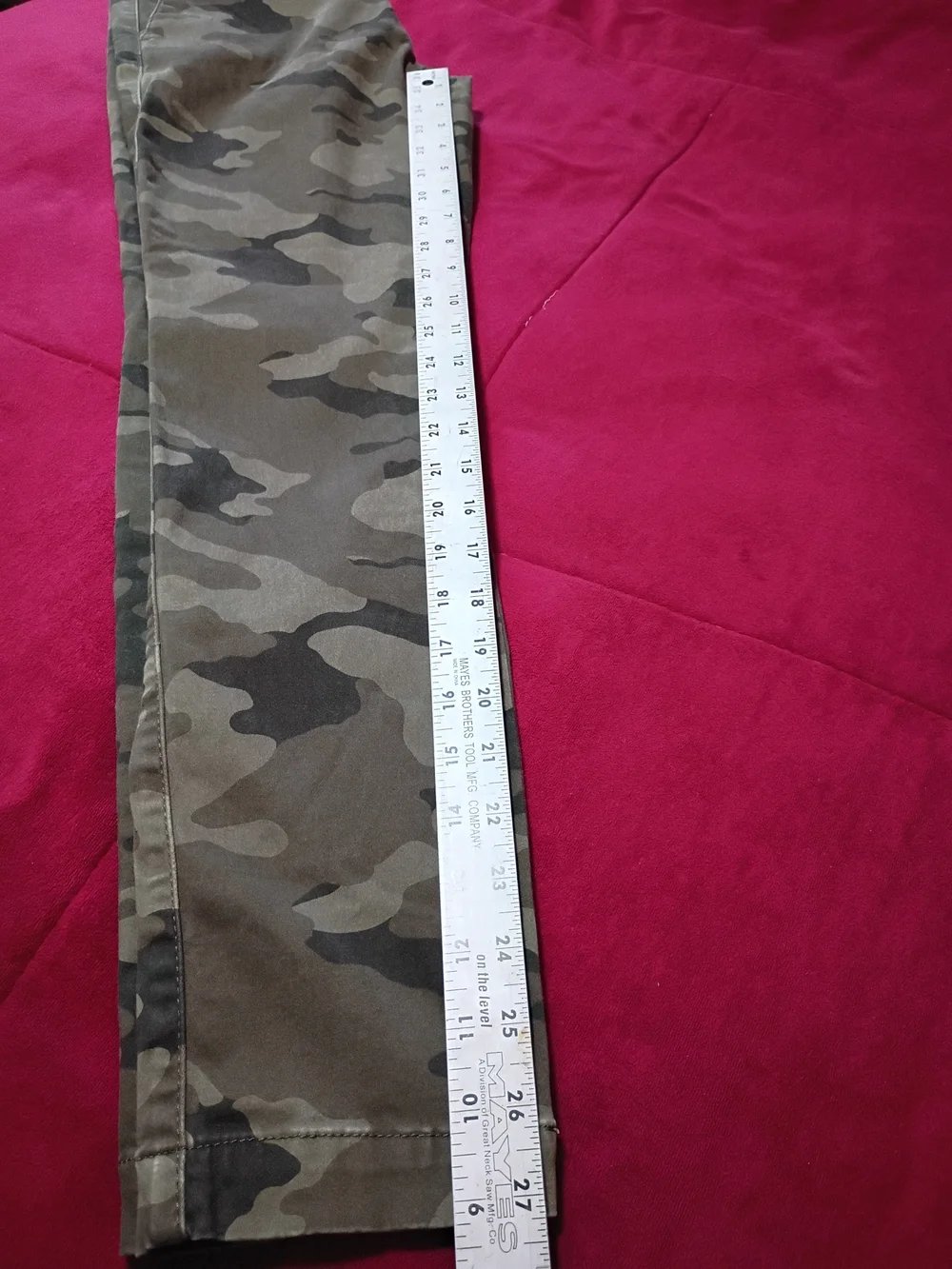 These Banana Republic Sloan Camo Skinny Chinos feature a classic camouflage patt